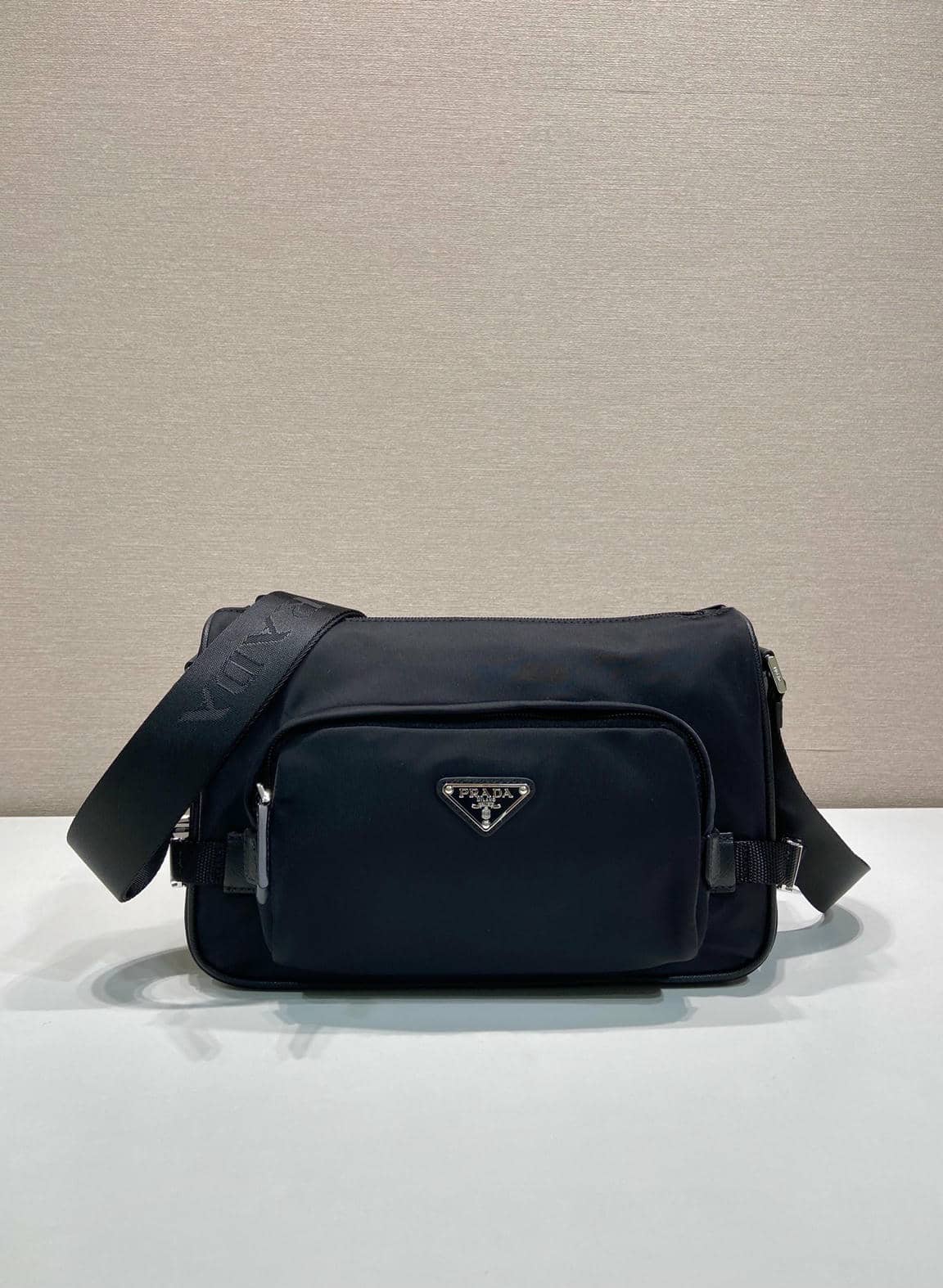 批 380  新款邮差包  2VH192小号  这款单肩包的运动功能性由简约线条和实用现代细节定义。包身采用创新性的Re-Nylon再生尼龙材